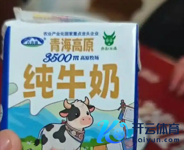 纯牛奶倒出疑透明苦水 连开4盒均现相等